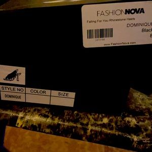 Hi i’m selling these beautiful fashion nova heels